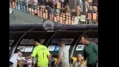 توتر في نهائي الكأس.. اعتراض نبيل عماد دونجا وتدخل قوي من وائل القباني (فيديو) توتر في نهائي الكأس.. اعتراض نبيل عماد دونجا وتدخل قوي من وائل القباني (فيديو)