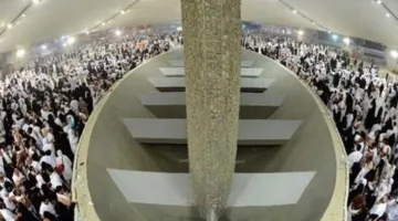 الحجاج يقومون برمي الجمرات في اليوم الأول من عيد الأضحى
