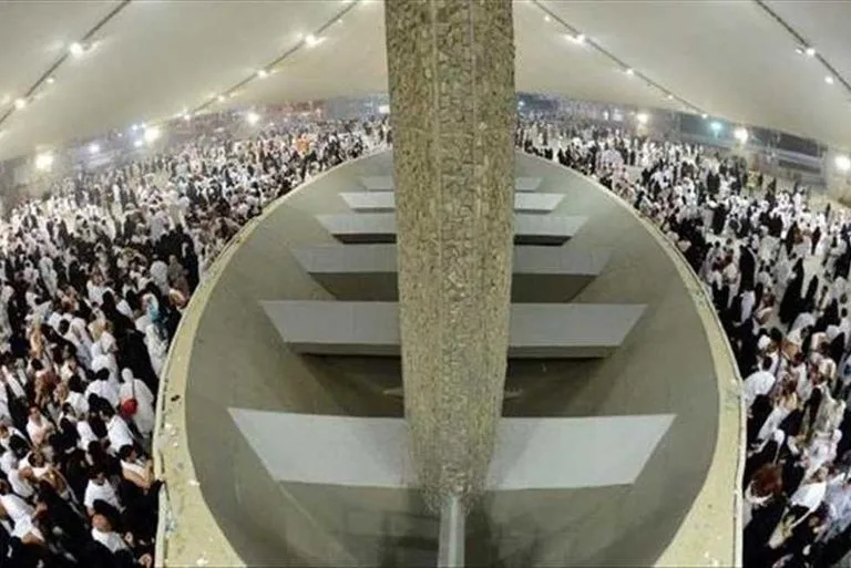 الحجاج يقومون برمي الجمرات في اليوم الأول من عيد الأضحى
