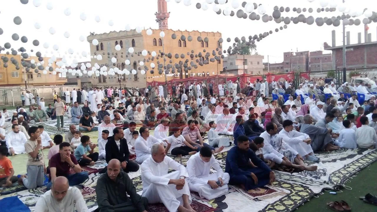 آلاف المصلين يحتفلون بعيد الأضحى في مساجد وساحات كفر الشيخ