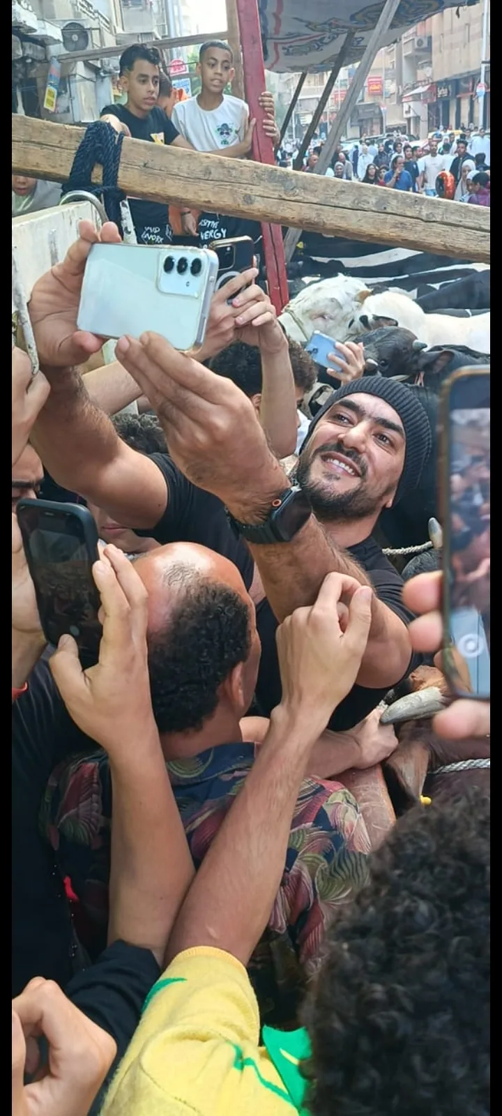 ابن الوطن.. استقبال حار لAhmad Al-Awadi في صلاة العيد بموطنه الأصلي ابن الوطن.. استقبال حار لAhmad Al-Awadi في صلاة العيد بموطنه الأصلي