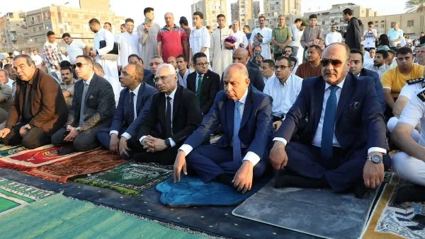 محافظ المنيا يحتفل بعيد الأضحى مع المواطنين على كورنيش النيل محافظ المنيا يحتفل بعيد الأضحى مع المواطنين على كورنيش النيل