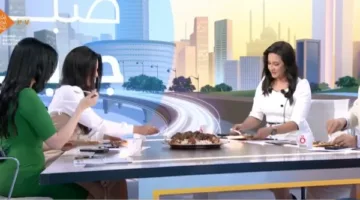 احتفالاً بعيد الأضحى، مذيعو القاهرة الإخبارية يشاركون في تناول الفتة على الهواء مباشرة.
