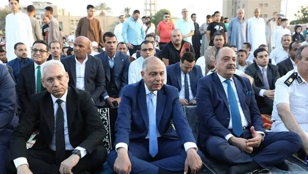 محافظ المنيا يحتفل بصلاة عيد الأضحى على كورنيش النيل
