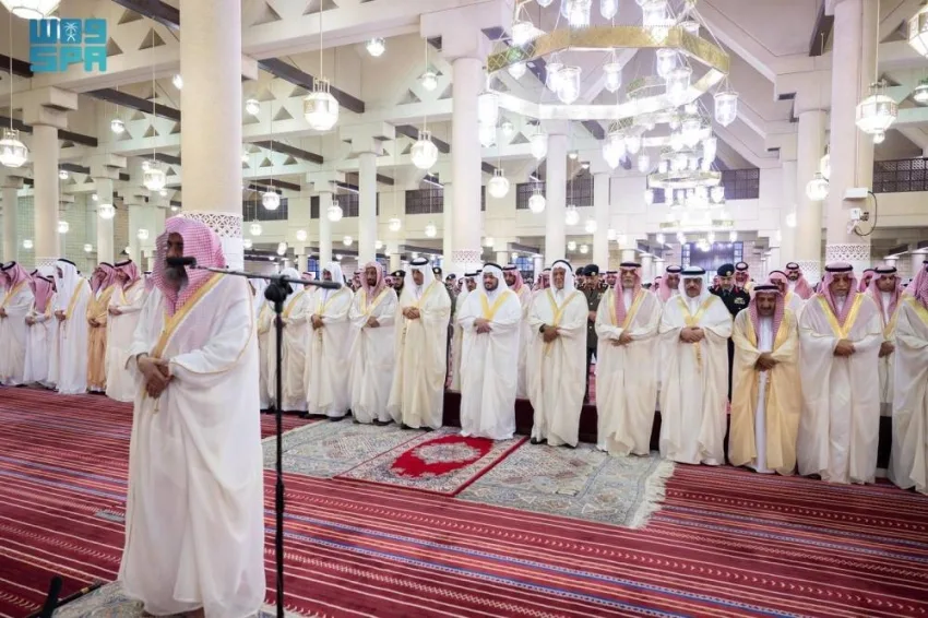 نائب أمير الرياض يشارك في صلاة عيد الأضحى