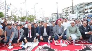 محافظ دمياط يشارك في صلاة عيد الأضحى المبارك بساحة ميدان الساعة