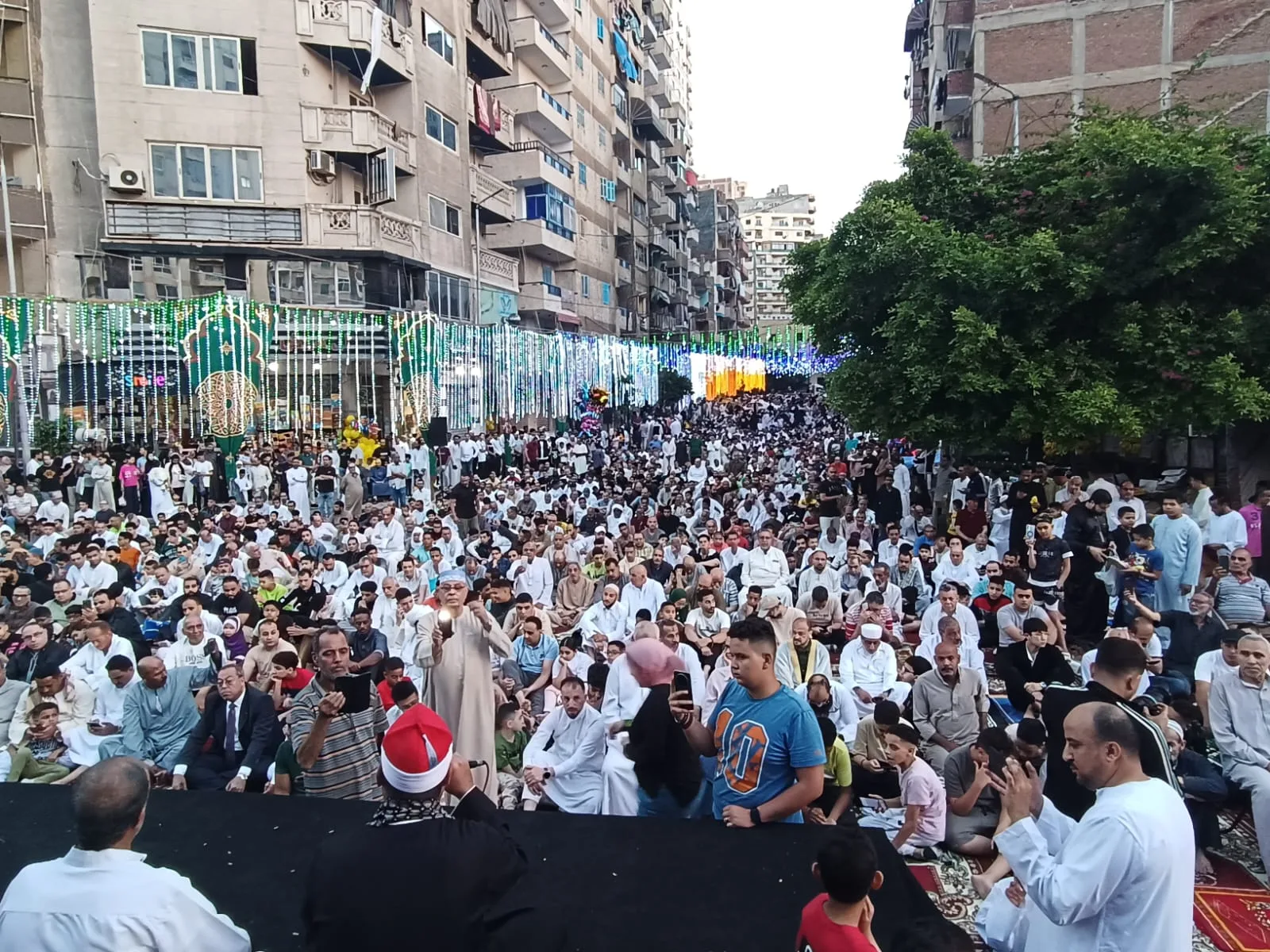 أجواء احتفالية في صلاة العيد بالساحات العامة في الإسكندرية أجواء احتفالية في صلاة العيد بالساحات العامة في الإسكندرية