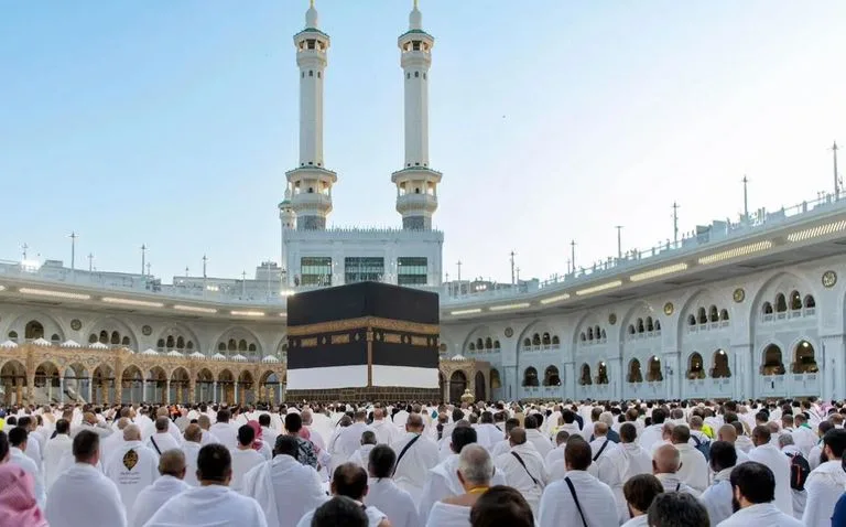 لحظات روحانية مؤثرة.. المسلمون يحتفلون بعيد الفطر في الحرمين الشريفين (صور)