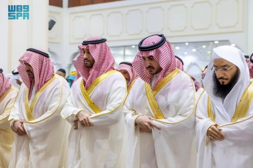 أمير ونائب أمير منطقة الجوف يشاركان في صلاة عيد الأضحى أمير ونائب أمير منطقة الجوف يشاركان في صلاة عيد الأضحى