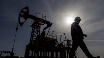 النفط يقترب من تحقيق أول زيادة أسبوعية منذ مايو 2025