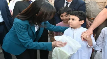 محافظ البحيرة يحتفل بالعيد مع المواطنين ويوزع الهدايا على الأطفال
