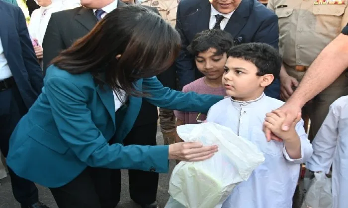 محافظ البحيرة يحتفل بالعيد مع المواطنين ويوزع الهدايا على الأطفال محافظ البحيرة يحتفل بالعيد مع المواطنين ويوزع الهدايا على الأطفال
