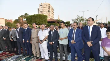 محافظ بورسعيد يحتفل مع المصلين بعيد الأضحى في ساحة مسجد بورفؤاد الكبير