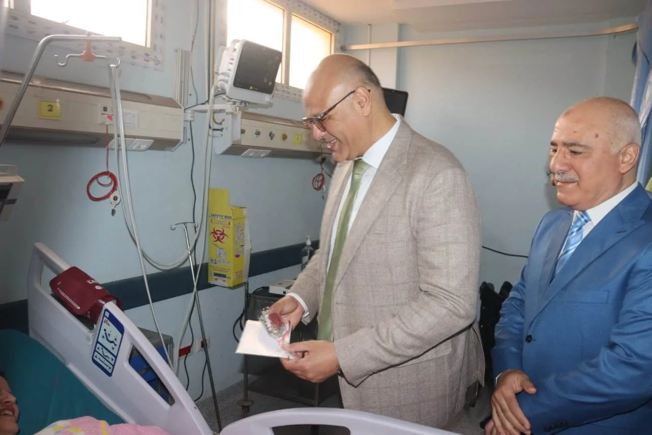 محافظ القليوبية ورئيس جامعة بنها يبعثان السعادة في قلوب المرضى في أول أيام عيد الأضحى