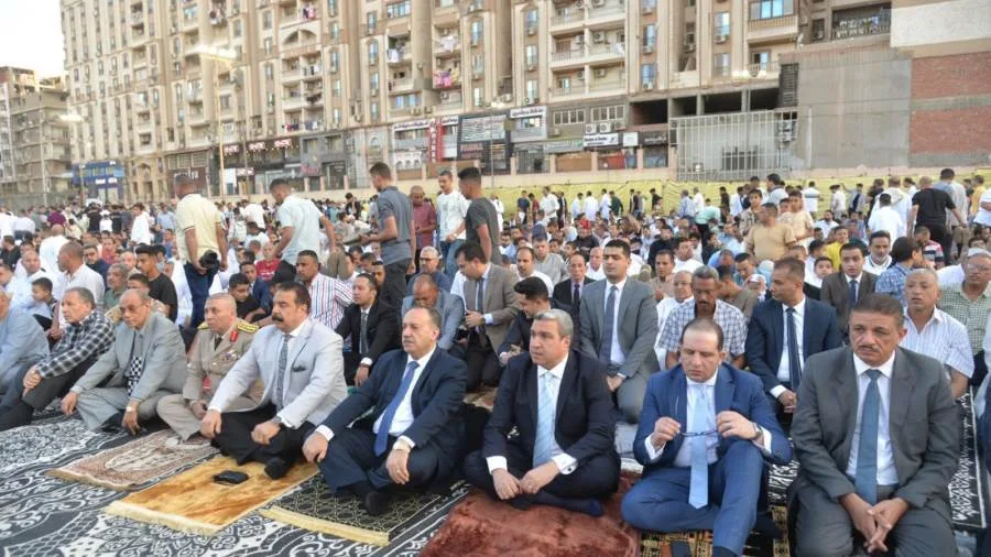 محافظ أسيوط participates in Eid al-Adha prayer at the sports grounds amidst large crowds. محافظ أسيوط participates in Eid al-Adha prayer at the sports grounds amidst large crowds.