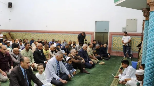 ابتهالات تملأ ساحات مسجد النصر احتفالاً بعيد الأضحى في أسوان ابتهالات تملأ ساحات مسجد النصر احتفالاً بعيد الأضحى في أسوان