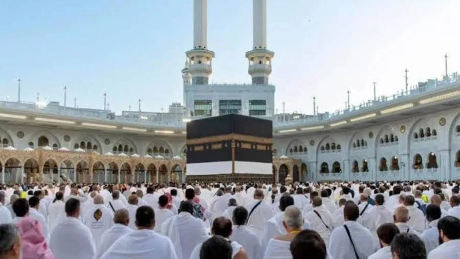 خطيب المسجد الحرام: تزامن العيدين اليوم.. من حضر العيد لن يلزمه حضور الجمعة خطيب المسجد الحرام: تزامن العيدين اليوم.. من حضر العيد لن يلزمه حضور الجمعة
