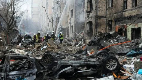 أربعة قتلى والعديد من الجرحى في هجوم روسي شامل على شبكات السكك الحديدية والبنية التحتية للطاقة والصناعة العسكرية. أربعة قتلى والعديد من الجرحى في هجوم روسي شامل على شبكات السكك الحديدية والبنية التحتية للطاقة والصناعة العسكرية.
