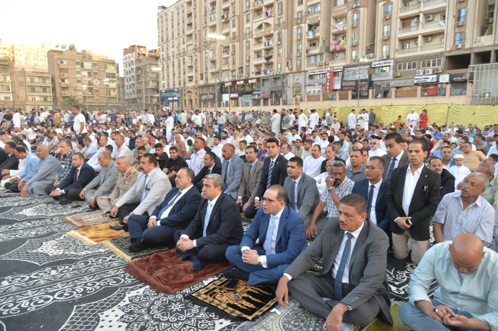 محافظ أسيوط يقيم صلاة عيد الأضحى في ساحة أرض الملاعب بحضور حشود كبيرة من الجماهير محافظ أسيوط يقيم صلاة عيد الأضحى في ساحة أرض الملاعب بحضور حشود كبيرة من الجماهير