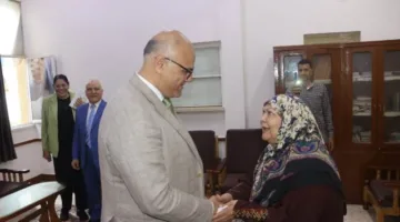 محافظ القليوبية يشارك كبار السن في دار بنها احتفالات العيد ويوزع عليهم الهدايا والزهور