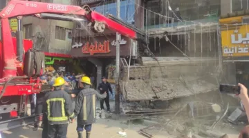 سقوط لوحة إعلانات كبيرة لمتجر في شارع ناهيا ببولاق بعد صلاة عيد الأضحى دون أي إصابات.