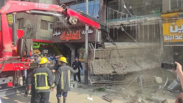 سقوط لوحة إعلانات كبيرة لمتجر في شارع ناهيا ببولاق بعد صلاة عيد الأضحى دون أي إصابات. سقوط لوحة إعلانات كبيرة لمتجر في شارع ناهيا ببولاق بعد صلاة عيد الأضحى دون أي إصابات.