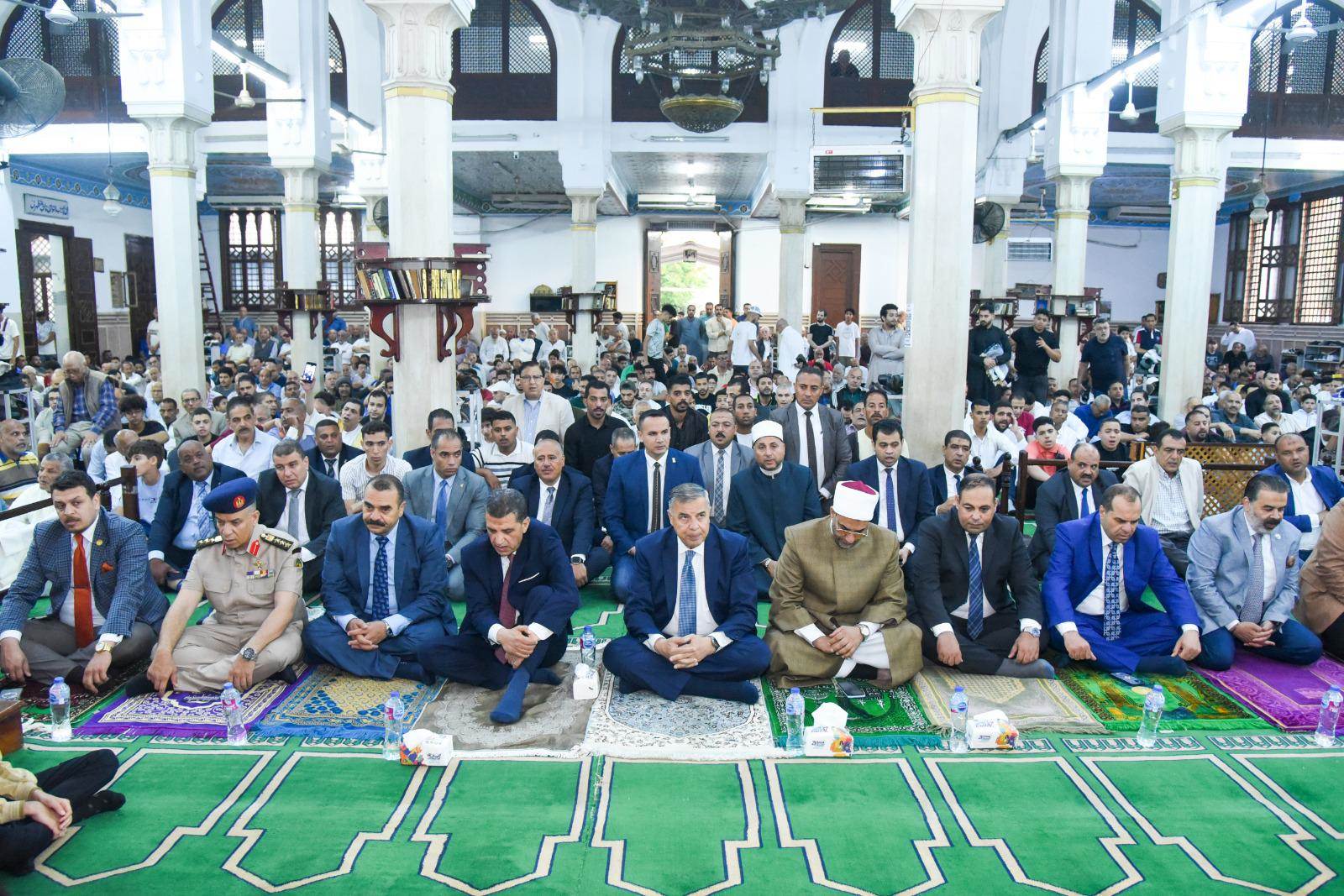 محافظ الإسكندرية يؤدي صلاة عيد الأضحى المبارك بمسجد سيدي جابر بنطاق حي شرق