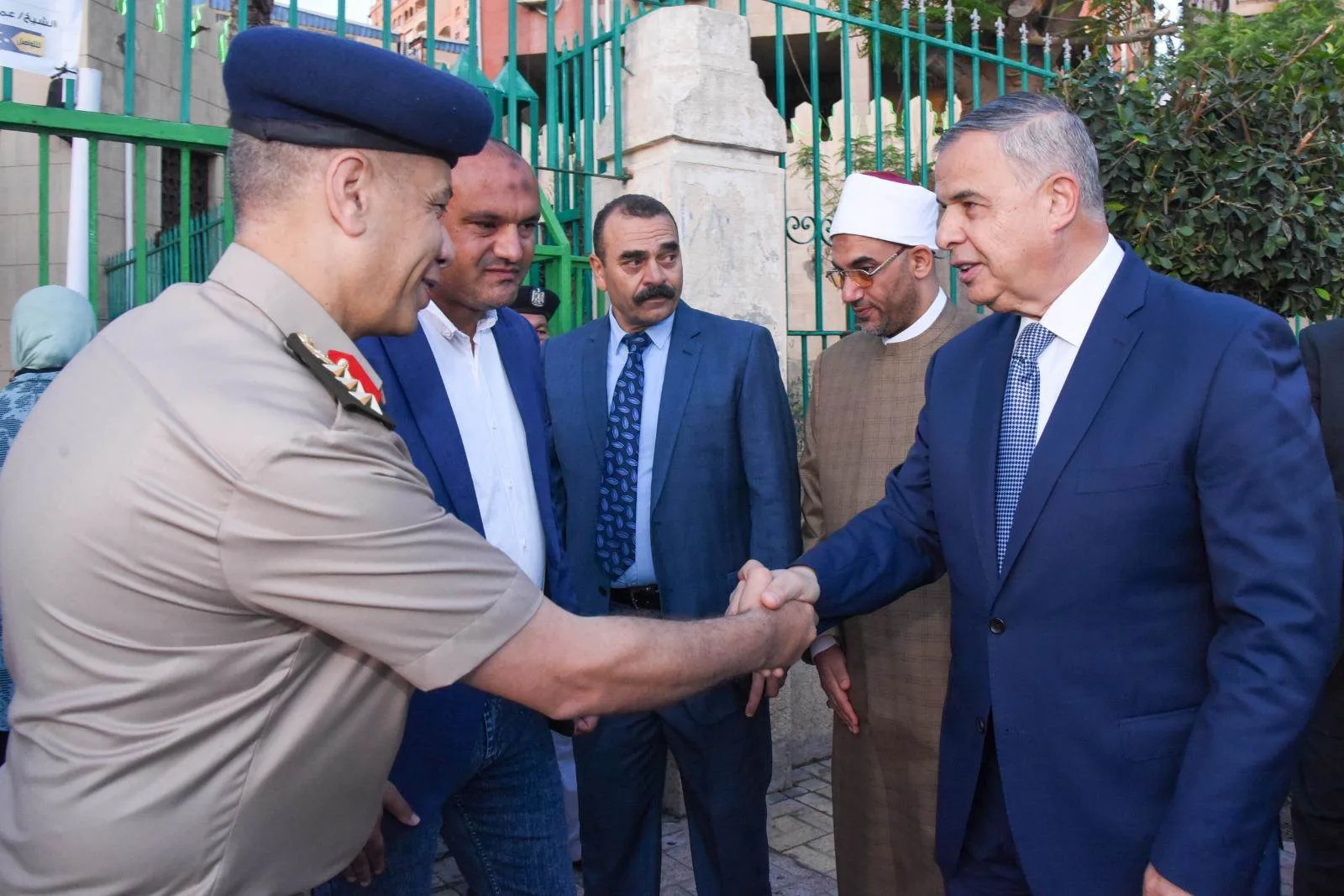محافظ الإسكندرية يشارك في صلاة عيد الأضحى بمسجد سيدي جابر في حي شرق.