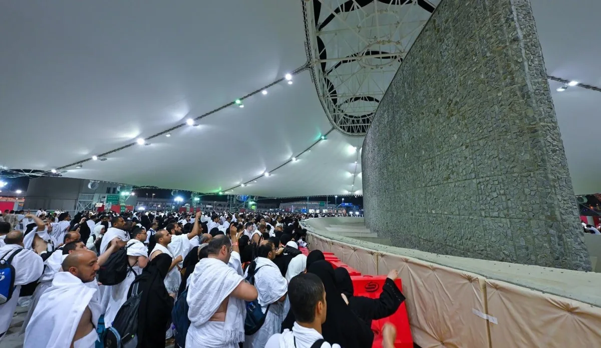 توافد الحجاج إلى مشعر منى لرمي جمار العقبة توافد الحجاج إلى مشعر منى لرمي جمار العقبة