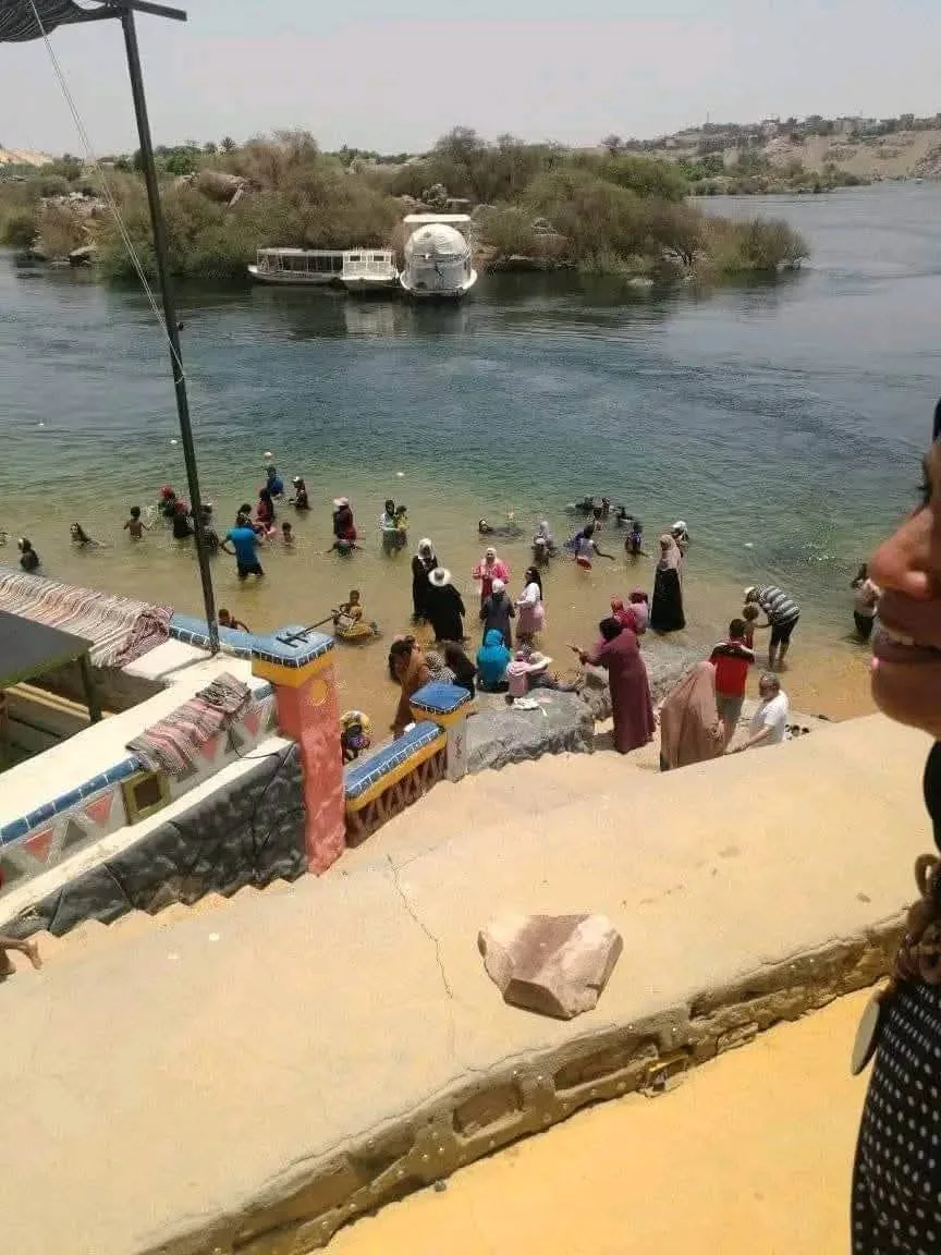 أهالي أسوان يتجهون إلى الحدائق العامة والمتنزهات للاحتفال بأول أيام عيد الأضحى.