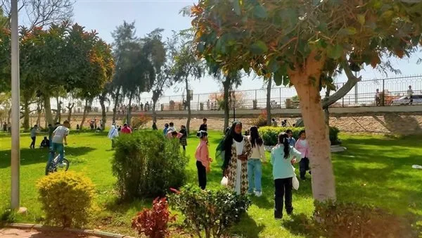 المواطنون في أسوان يحتفلون بأول أيام عيد الأضحى في الحدائق والمنتزهات.