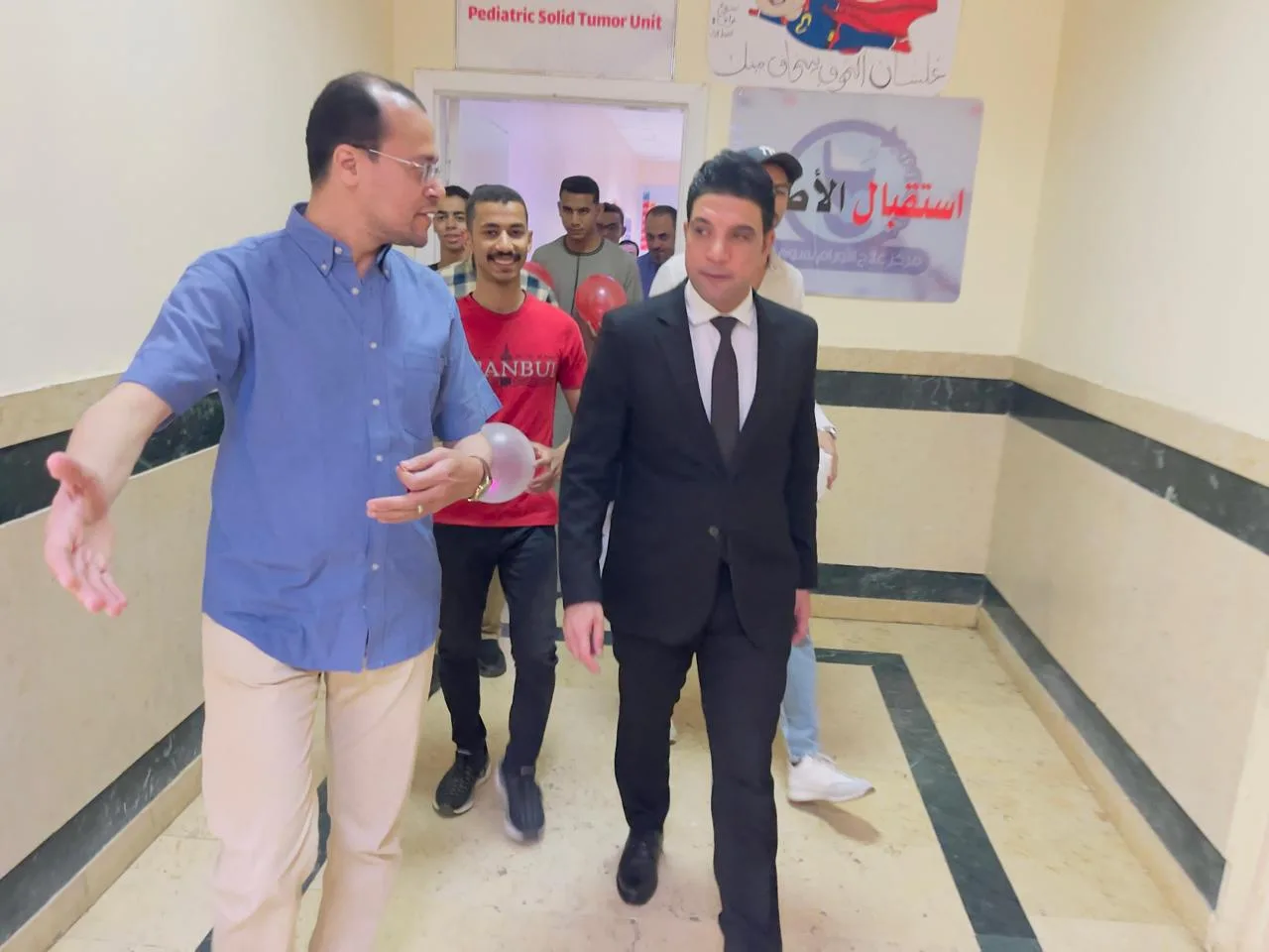 نائب محافظ سوهاج يلتقي بأطفال معهد الأورام ويقدم الهدايا والحلويات نائب محافظ سوهاج يلتقي بأطفال معهد الأورام ويقدم الهدايا والحلويات