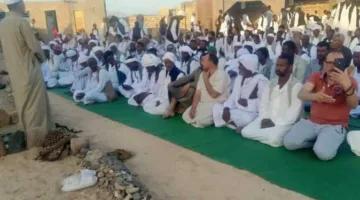 رئيس مدينة حلايب وزعماء القبائل يشاركون في صلاة عيد الأضحى (صور)