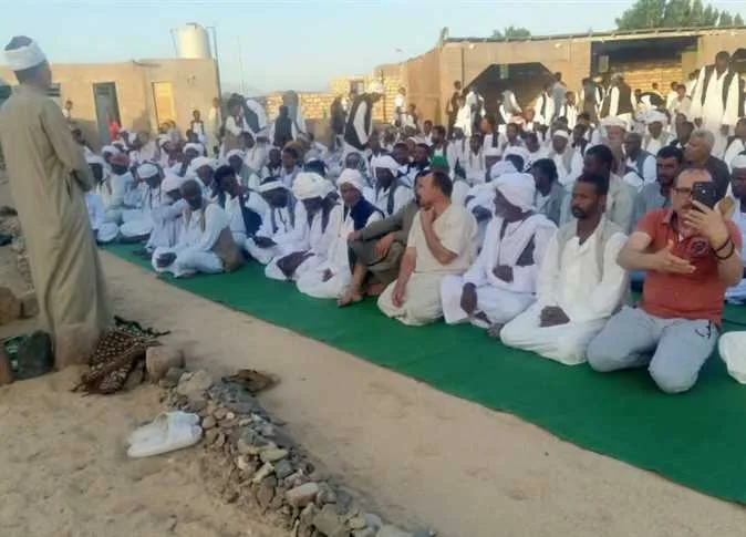 رئيس مدينة حلايب وزعماء القبائل يشاركون في صلاة عيد الأضحى (صور) رئيس مدينة حلايب وزعماء القبائل يشاركون في صلاة عيد الأضحى (صور)