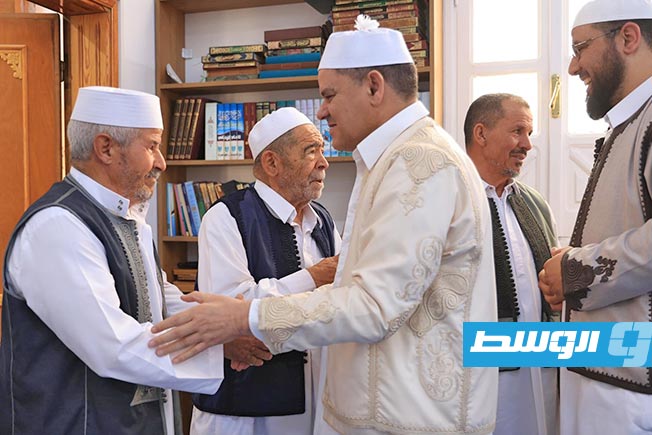 الدبيبة يتبادل التهاني بعد أداء صلاة العيد في مصراتة، 6 يونيو 2025. (حكومتنا)