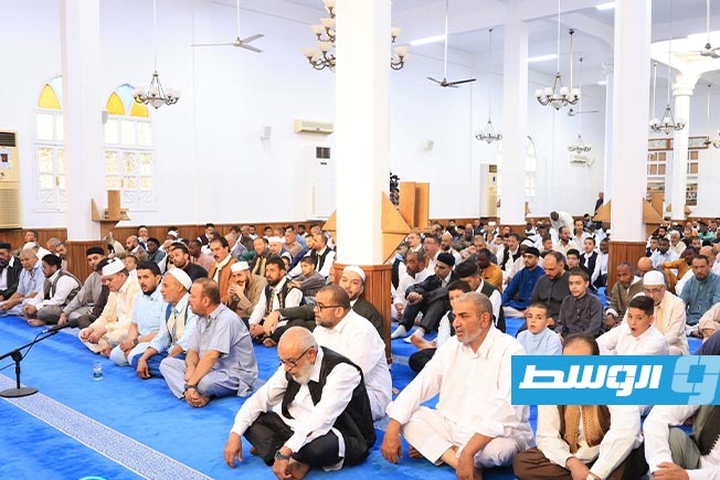 الدبيبة يستمع لخطبة عيد الأضحى بمسجد الغلبان في مصراتة، 6 يونيو 2025. (حكومتنا)