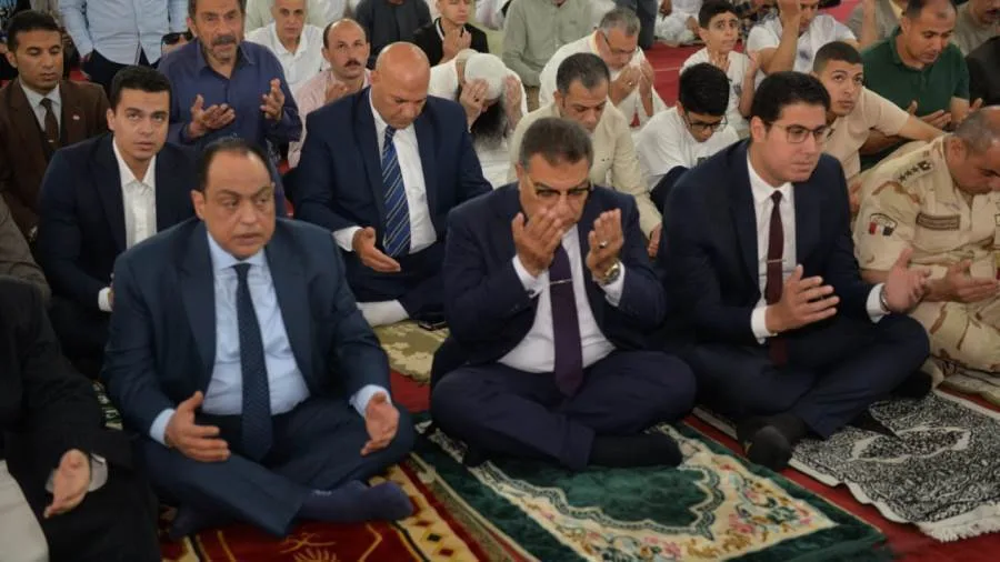 محافظ الدقهلية والمسؤولون الأمنيون والتنفيذيون يبادلون تهاني عيد الأضحى من خلال أداء الصلاة