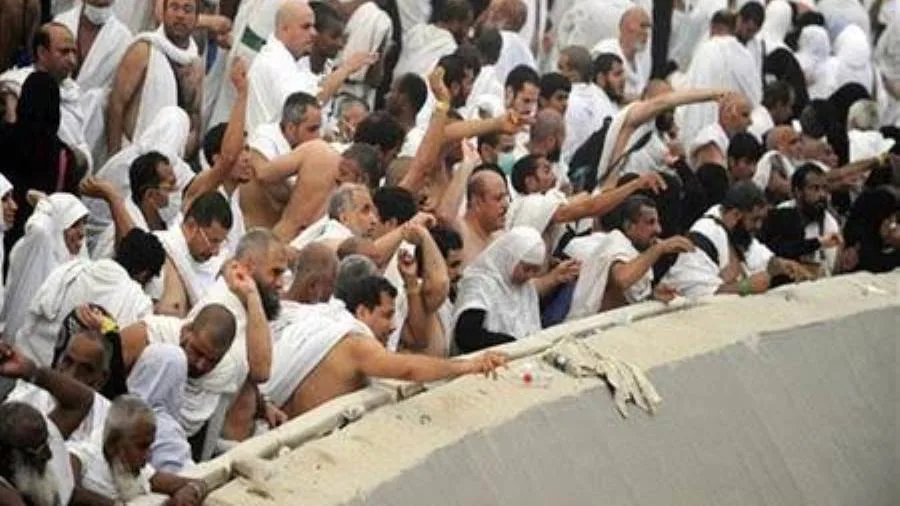 حجاج بيت الله يلقون الجمار في منى صباح يوم عيد الأضحى حجاج بيت الله يلقون الجمار في منى صباح يوم عيد الأضحى