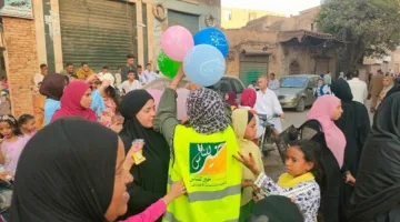 «فرحة للأطفال» تنشر السعادة في وجوه صغار الأقصر بتوزيع هدايا وحلويات بعد صلاة العيد