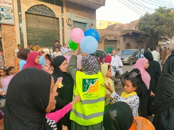 «فرحة للأطفال» تنشر السعادة في وجوه صغار الأقصر بتوزيع هدايا وحلويات بعد صلاة العيد «فرحة للأطفال» تنشر السعادة في وجوه صغار الأقصر بتوزيع هدايا وحلويات بعد صلاة العيد