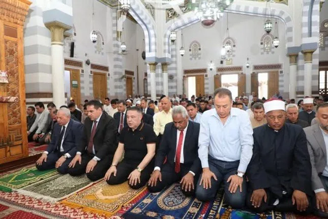 محافظ البحر الأحمر يشارك في صلاة العيد بمسجد عبد المنعم رياض وسط حشد من المواطنين محافظ البحر الأحمر يشارك في صلاة العيد بمسجد عبد المنعم رياض وسط حشد من المواطنين