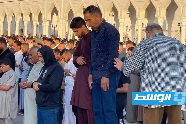 المئات يؤدون صلاة العيد بساحة مسجد الصحابة في درنة، 6 يونيو 2025. (الإنترنت)