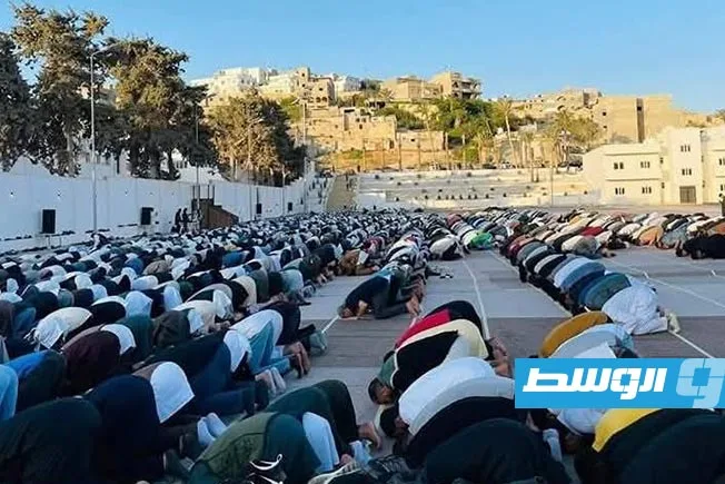 المئات يحتفلون بالعيد في ساحة «الصحابة» بمدينة درنة المئات يحتفلون بالعيد في ساحة «الصحابة» بمدينة درنة