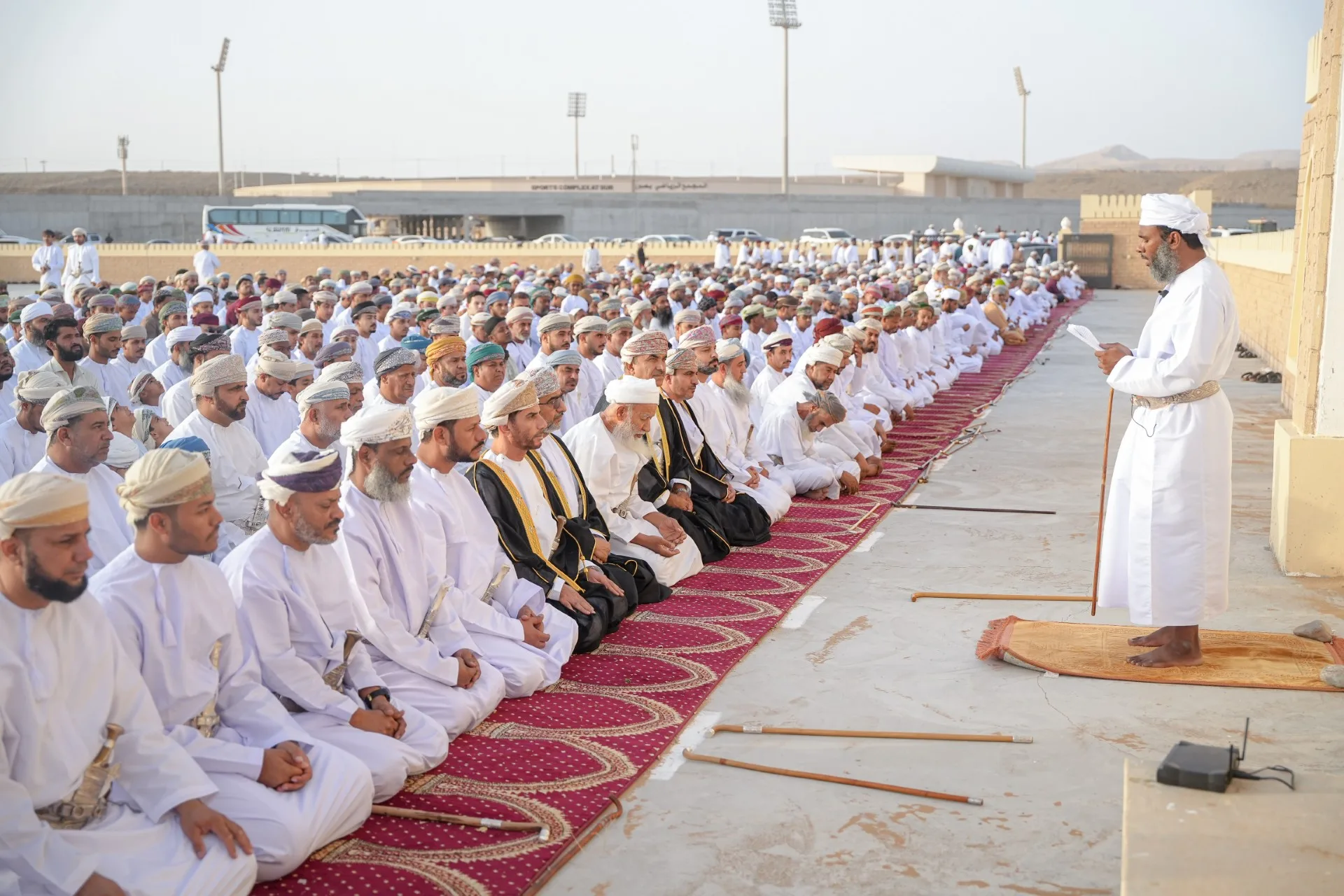 محافظ جنوب الشرقية يشارك في صلاة عيد الأضحى بولاية صور محافظ جنوب الشرقية يشارك في صلاة عيد الأضحى بولاية صور