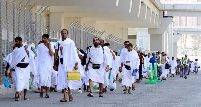 مشعر منى يستضيف حجاج بيت الله لأداء رمي جمرة العقبة الكبرى (بث مباشر) مشعر منى يستضيف حجاج بيت الله لأداء رمي جمرة العقبة الكبرى (بث مباشر)