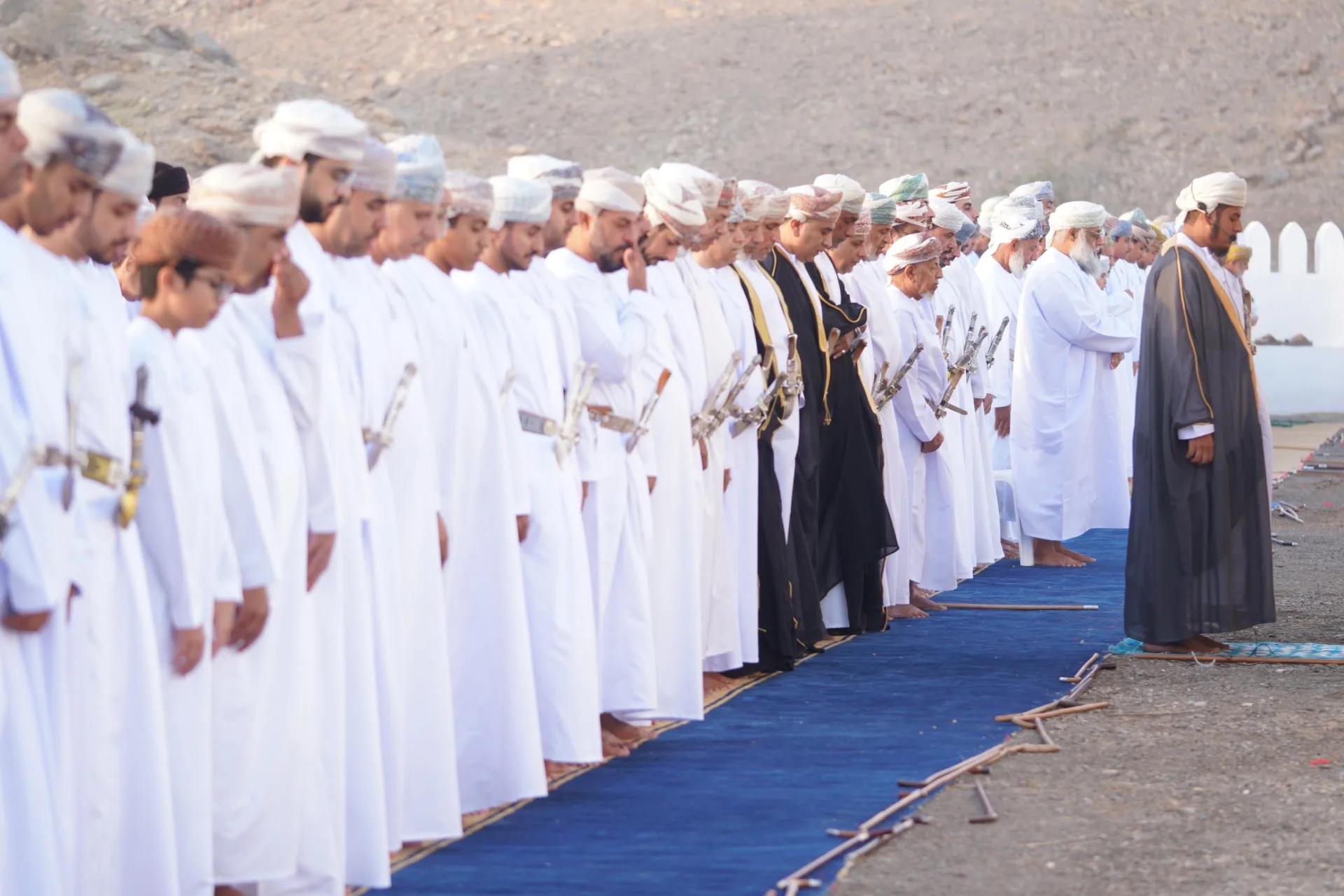 محافظ الظاهرة يشارك في صلاة العيد في ولاية ينقل محافظ الظاهرة يشارك في صلاة العيد في ولاية ينقل