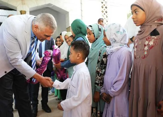 محافظ أسوان يقدم بطاقات تهنئة من رئيس الجمهورية وعيديات للأطفال الأيتام
