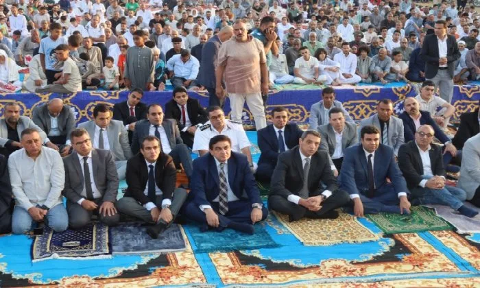 محافظ السويس يشارك في صلاة عيد الأضحى بقرية العمدة بحضور عدد كبير من القيادات والمواطنين. محافظ السويس يشارك في صلاة عيد الأضحى بقرية العمدة بحضور عدد كبير من القيادات والمواطنين.