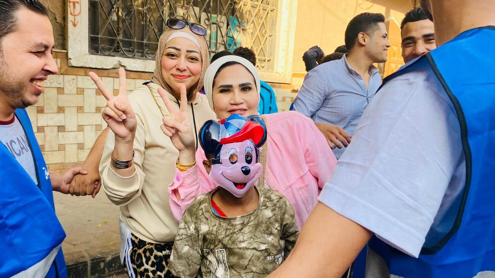 فرحة العيد: تقديم عيديات وحلويات للأطفال بعد صلاة العيد في المنيا فرحة العيد: تقديم عيديات وحلويات للأطفال بعد صلاة العيد في المنيا