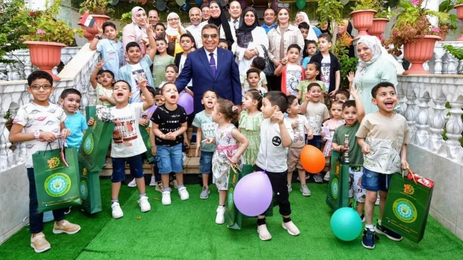 محافظ الدقهلية يوزع الهدايا على الأطفال في دار المساعي للأيتام احتفالًا بعيد الأضحى. محافظ الدقهلية يوزع الهدايا على الأطفال في دار المساعي للأيتام احتفالًا بعيد الأضحى.